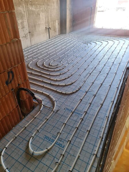 Instalator si ajutor instalator instalatii sanitare/ termice cu experienta